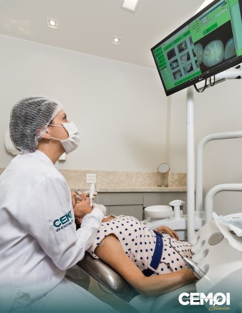 O check-up odontológico digital permite que o paciente acompanhe visualmente o diagnóstico e o tratamento proposto pelo cirurgião-dentista. Um monitor de LCD reproduz imagens obtidas por um dispositivo, semelhante a uma caneta. Na ponta existe uma micro câmera com resolução digital superior a 5 mega pixel.