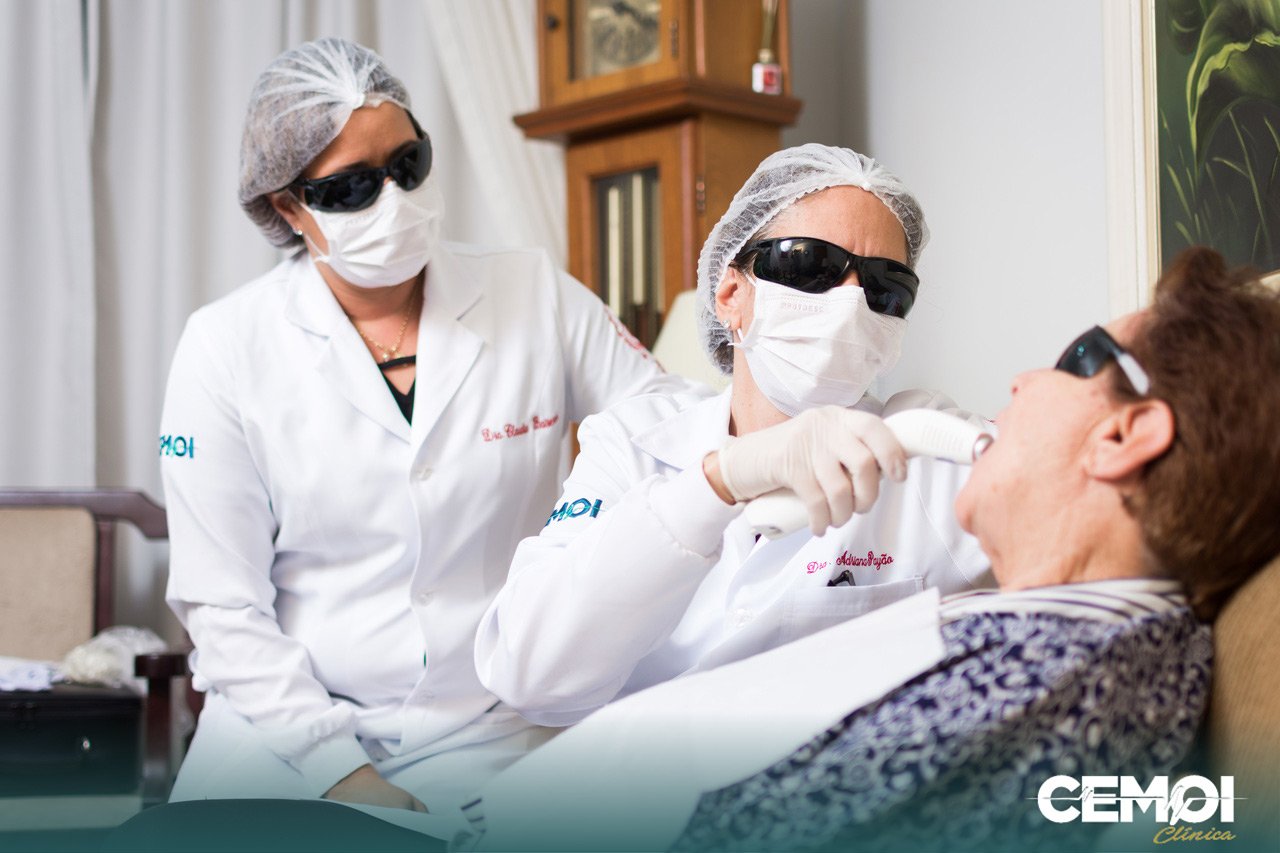 A laserterapia na Odontologia em Brasília é largamente utilizada no tratamento das superfícies das mucosas bucais, alívio da dor e reparação tecidual.